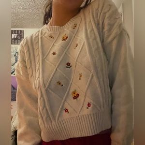 White thick sweater with flower detailings